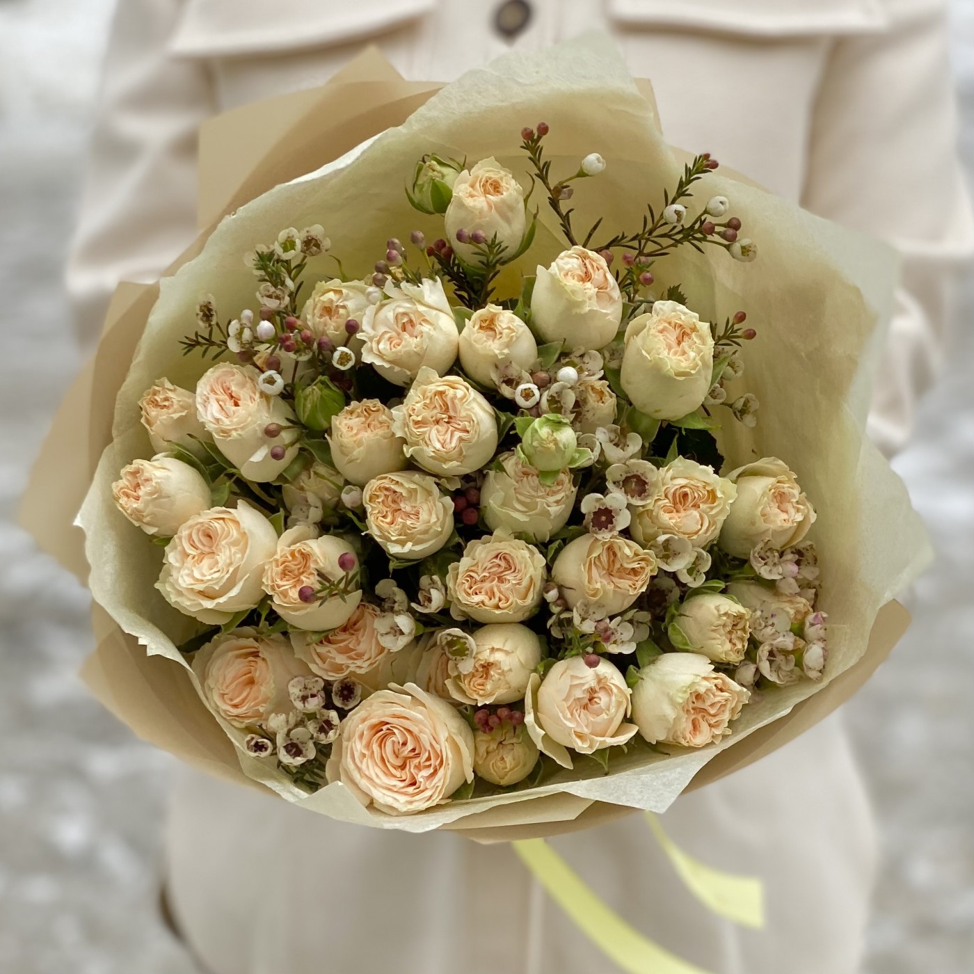 9 кустовых пионовидных роз Саммер с шамелациумом